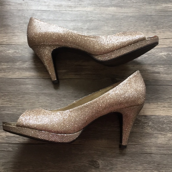 Bandolino Shoes - Bandolino gold sparkle heels